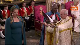 Incoronazione Re Carlo III, la spada rituale retta per la prima volta da donna, la ministra Mordaunt