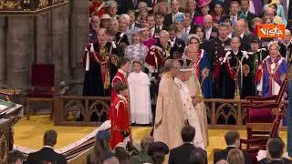 Kate Middleton con orecchini di Lady Diana e collana di Elisabetta all'incoronazione di Carlo III