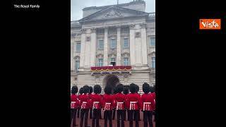 Carlo e Camilla affacciati al balcone di Buckingham Palace, il volo della Raf