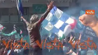 Scudetto Napoli, la festa continua davanti allo stadio Maradona