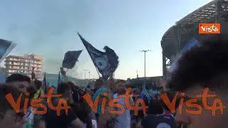 Scudetto Napoli, bandiere e fumogeni davanti al Maradona