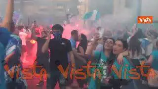 Napoli campione d'Italia, una nuvola di fumogeni avvolge i tifosi che cantano 'O surdato 'nnammurato