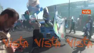 La 500 a tema Napoli che parte con la spinta dei tifosi. Ecco il video