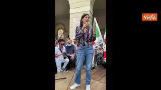 Schlein scherza sul microfono che non funziona: "E' un complotto"