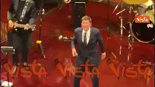 Morandi canta "Uno su mille" al Senato. Standing ovation finale e stretta di mano con Mattarella