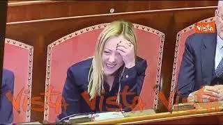 Anniversario Senato, Meloni canticchia "Fatti mandare dalla mamma" durante il concerto di Morandi