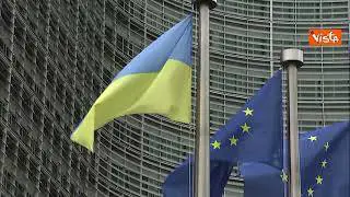 Giornata dell'Europa, la bandiera Ucraina davanti alla sede della Commissione Ue