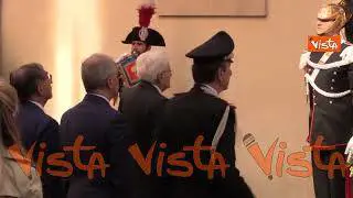Il Presidente Mattarella depone una corona di fiori sotto la lapide commemorativa di Aldo Moro