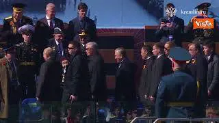 Giorno della Vittoria, Putin stringe la mano a militari e reduci di guerra