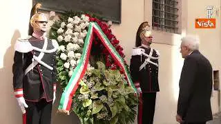 Mattarella in via Caetani per l'omaggio ad Aldo Moro depone una corona d'alloro