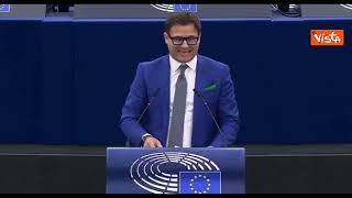 Ciocca (Lega) brandisce busta di insalata in aula a Strasburgo: "Ue inefficace"
