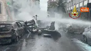 Esplosione a Milano, ecco auto e moto distrutte dalle fiamme dopo lo spegnimento dell'incendio