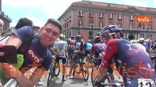 Giro d'Italia a Napoli, l'attesa dei ciclisti prima della partenza