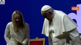 La stretta di mano tra Papa Francesco e Meloni