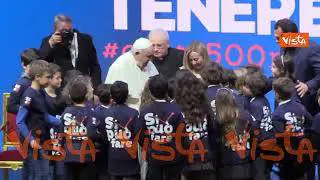 Papa Francesco e Giorgia Meloni abbracciati dai bambini agli Stati Generali della Natalità