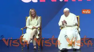 Meloni tocca il braccio di Papa Francesco in un gesto d'affetto agli Stati generali della natalità