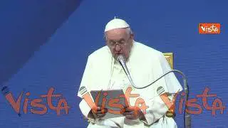 Papa Francesco si scusa per il dolore che non gli permette di alzarsi, Giorgia Meloni lo applaude