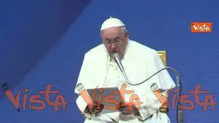 Papa Francesco: "Scusate se non parlo in piedi ma non tollero il dolore"