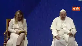 Papa Francesco si alza per applaudire Meloni al temine del suo intervento