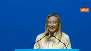 Meloni acclamata a Brescia, le "mosse" sul palco della Premier durante i cori