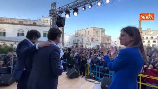 Conte acclamato a Ostuni, l'applauso della piazza (tra cui un concittadino di Volturara)