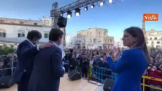 Conte acclamato a Ostuni, l'applauso della piazza (tra cui un concittadino di Volturara)