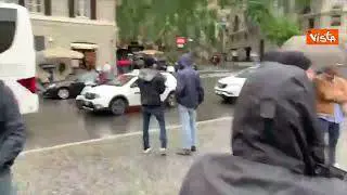 "Gloria all'Ucraina", i sostenitori di Zelensky attendono il corteo del Presidente sotto la pioggia