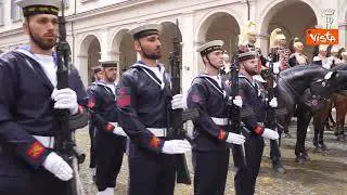 Zelensky al Quirinale, accolto con l'inno ucraino e bandiera gialloblù issata sul torrino