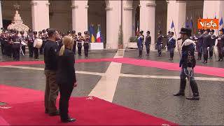 Meloni accoglie Zelensky a Palazzo Chigi, ecco gli onori militari per il Presidente ucraino