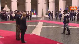 Meloni accoglie Zelensky a Palazzo Chigi, ecco gli onori militari per il Presidente ucraino