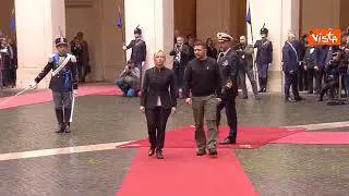 Zelensky a Palazzo Chigi, l'abbraccio con Meloni e gli onori militari