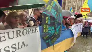 La comunità ucraina canta l'inno in strada attesa del corteo di Zelensky