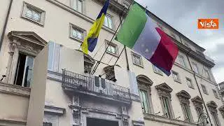 Zelensky a Roma, la bandiera ucraina sventola dal balcone di Palazzo Chigi