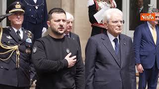 La mano sul cuore di Zelensky durante l'inno ucraino al Quirinale