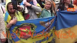 A piazza Barberini un gruppo di ucraini canta l'inno in attesa del Presidente Zelensky