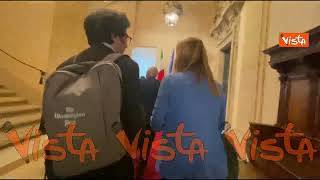Le cartelline con i simboli di Ucraina e Palazzo Chigi sul leggio di Zelensky