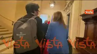 Le cartelline con i simboli di Ucraina e Palazzo Chigi sul leggio di Zelensky