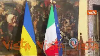 Le bandiere ucraina e italiana a Palazzo Chigi per la conferenza stampa di Meloni e Zelensky