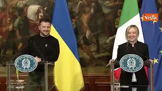 Problemi di traduzione durante la conferenza, Zelensky scherza: Sono i russi