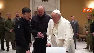 Zelensky incontra Papa Francesco, il Pontefice gli dona un ramoscello d'ulivo
