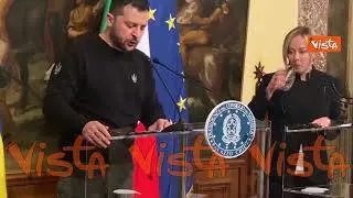 Meloni beve acqua durante la conferenza stampa. Zelensky non tocca il bicchiere