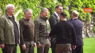 Gli onori militari per Zelensky a Berlino