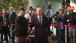 Zelensky a Berlino, la stretta di mano con il Cancelliere tedesco Scholz