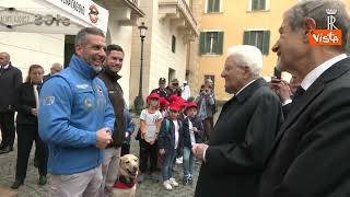 Giornata nazionale mare, Mattarella con cane bagnino, riceve in dono guinzaglio di "eroe" a 4 zampe