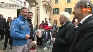 Giornata nazionale mare, Mattarella con cane bagnino, riceve in dono guinzaglio di "eroe" a 4 zampe