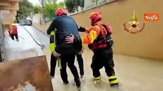 Maltempo in Emilia Romagna, l'intervento dei Vigili del Fuoco per soccorrere operaio a Riccione