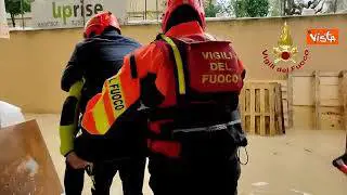 Un uomo tratto in salvo da casa allagata a Riccione e portato in spalla da un Vigile del Fuoco