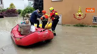 Maltempo Emilia Romagna, le persone soccorse coi gommoni dalle strade allagate di Cesena