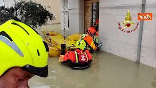 Maltempo Emilia-Romagna, un uomo soccorso a Faenza con il gommone nel portone di casa