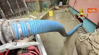 Maltempo Emilia-Romagna, le operazioni di svuotamento dei seminterrati a Cesena